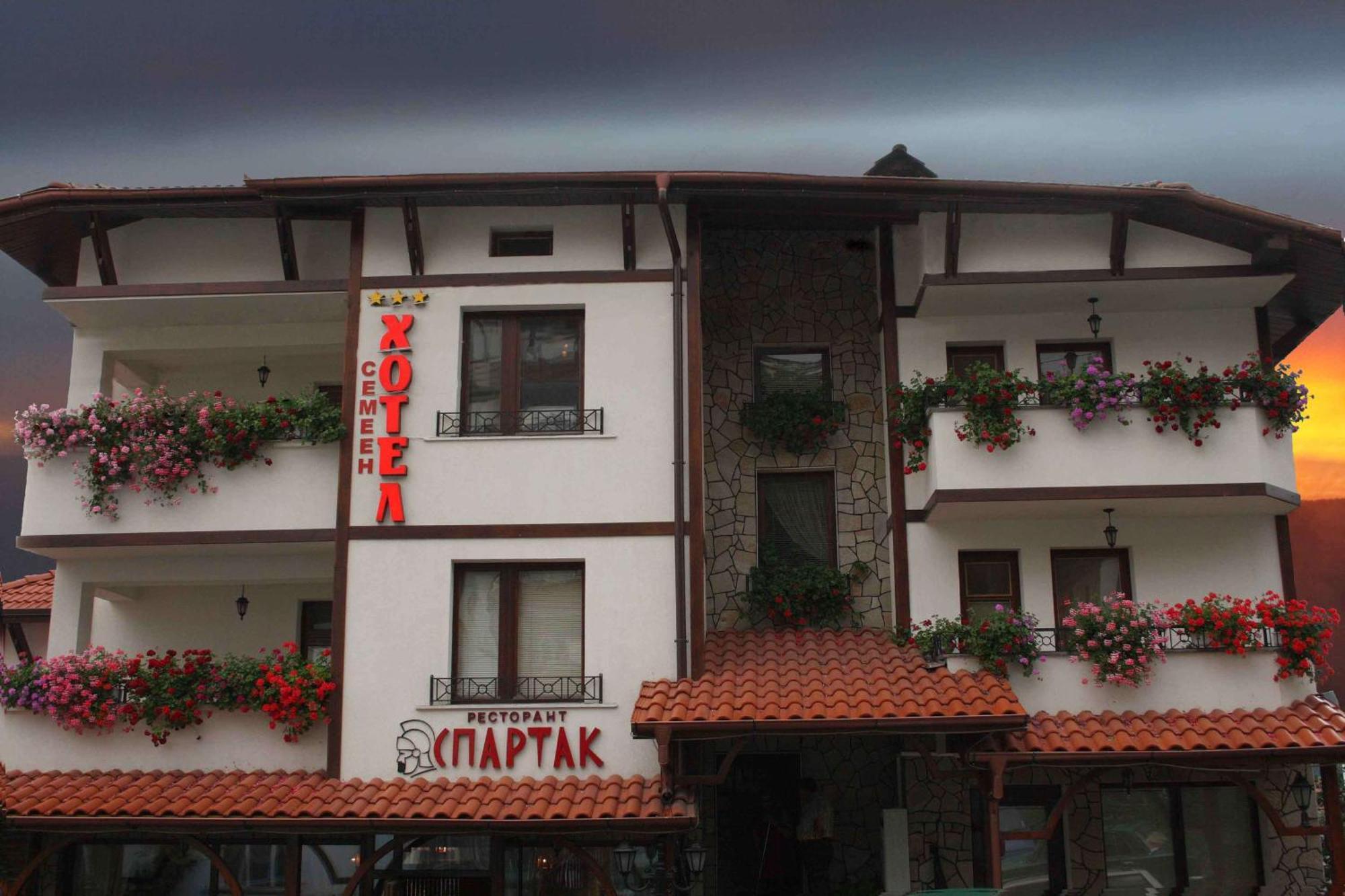 Spartak Family Hotel สโมลยัน ภายนอก รูปภาพ